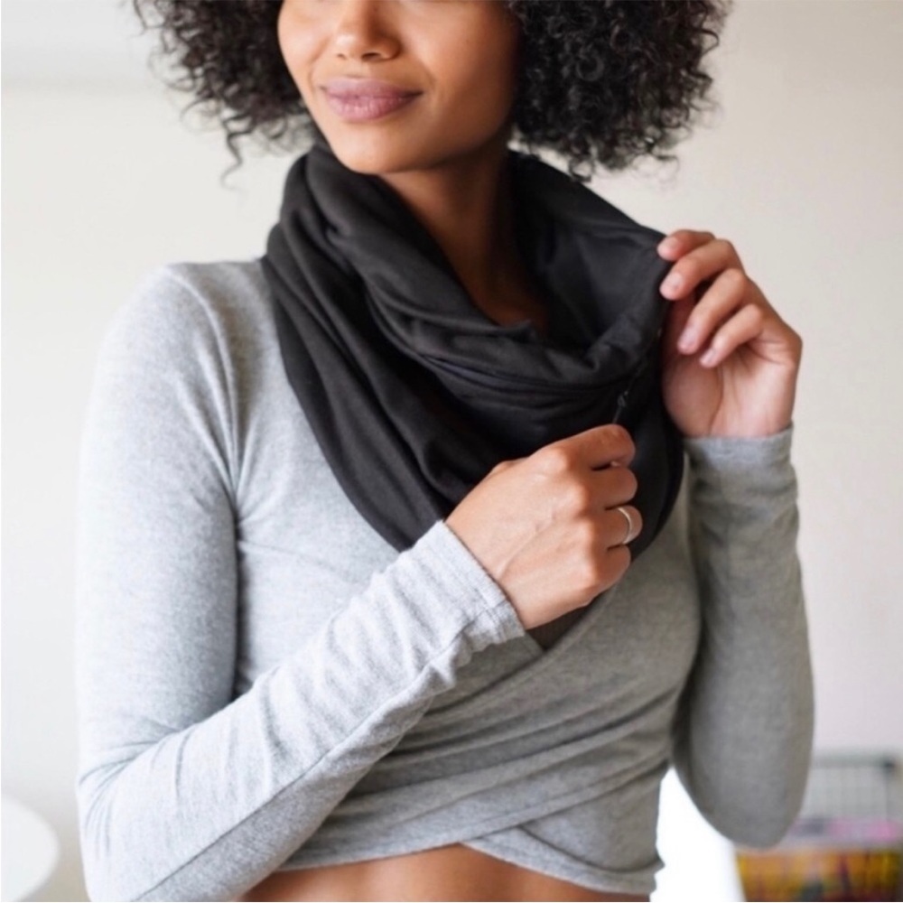 Beyond Yoga Scarf Hidden Pocket Infinity Black Outdoors